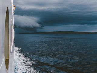 Dunkle Gewitterwolken an der kroatischen Küste