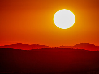 Fototapeta premium Sonnenuntergang hinter Hügelkette