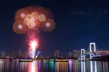 東京港のレインボーブリッジと打ち上げ花火