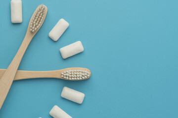 Toothbrush and chewing gum laid out on a blue background in the form of a clock