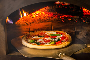 ミックスピザ　Italian delicious food mixture pizza - 555294309