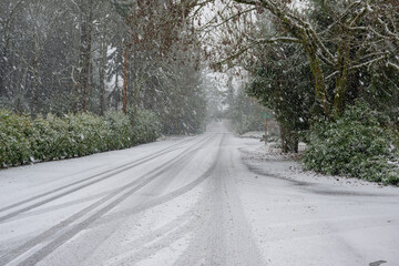 2022-12-20 SNOW COVERED ROAD ON MERCER ISLAND ON A EARLY WINTER SNOW IN DECEMBER