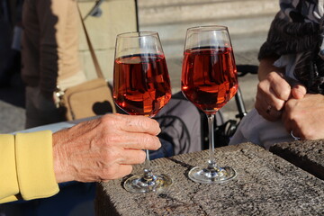 Wein im Glas Weinglas weiß rose Spritz mit Pfefferminze Federweßer Ausschank in Würzburg auf der...