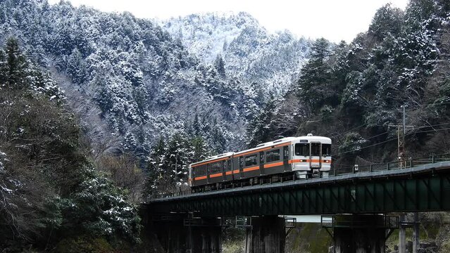 雪の高山本線を走るキハ25形普通列車