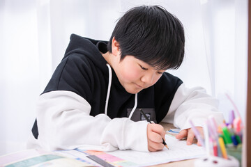 宿題をする小学生