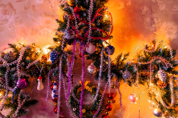 Decorations on the wall for Christmas with balloons and a garland.