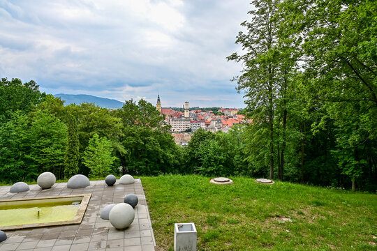 Panorama-Aussicht auf die Stadt Glatz / Kłodzko in Schlesien, Polen - 08.06.2022