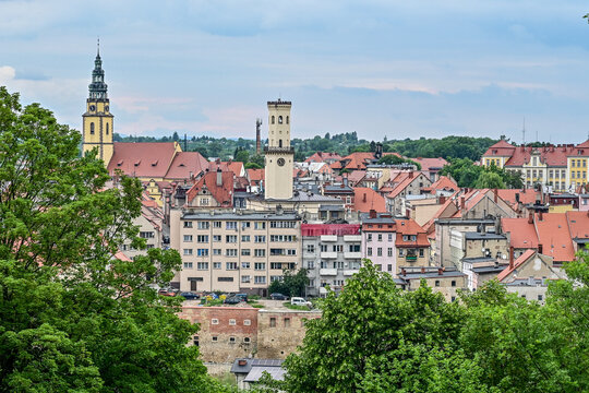 Panorama-Aussicht auf die Stadt Glatz / Kłodzko in Schlesien, Polen - 08.06.2022