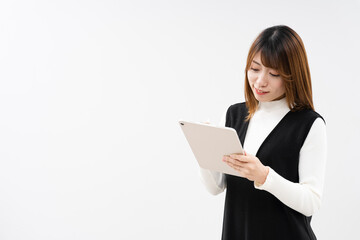 タブレットPCを使う女性