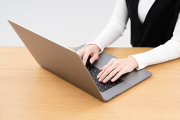 Fototapeta premium ノートパソコンで仕事をする女性