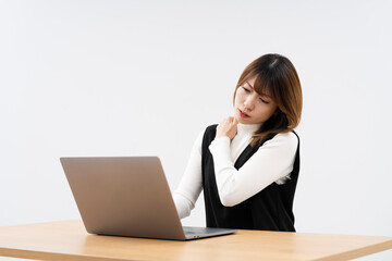 ノートパソコンで仕事をする女性