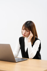 ノートパソコンで仕事をする女性