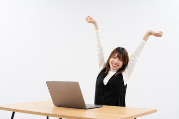 ノートパソコンで仕事をする女性