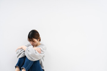 座り込んでいる女性