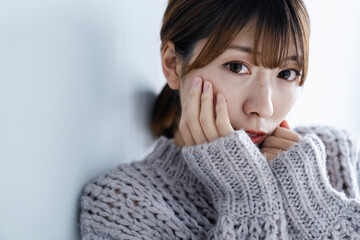 ニットを着ている女性