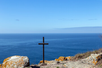 Islas Cíes, Vigo, España. Una sencilla cruz de hierro en el punto más alto muy cerca del faro....