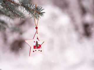 Biała dekoracja w kształcie gwiazdy, choinka, śnieg, święta, boże narodzenie
