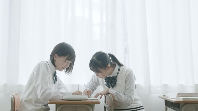 休み時間を過ごす学生