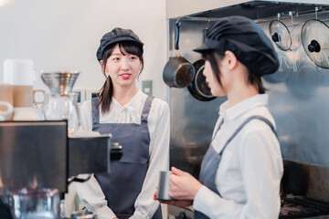 楽しく業務内容を教えてもらう飲食店アルバイトの女性