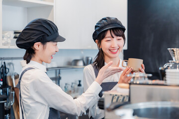 楽しく業務内容を教えてもらう飲食店アルバイトの女性