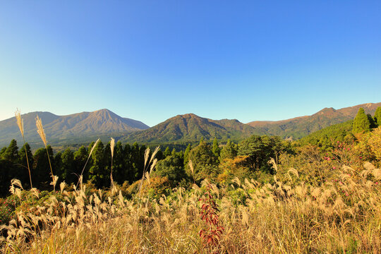 高千穂峰展望台から望む秋の高千穂峰 ( Autumn scenery of Mount Takachiho-no-Mine from Takachihonomine Observatory, Miyazaki Prefecture, Japan )