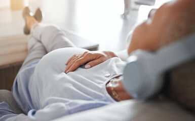 Obraz premium Relax, music and pregnant with black woman on sofa for peace, health or online streaming service. Podcast, audio and radio meditation, listening to headphones for pregnancy, freedom and wellness