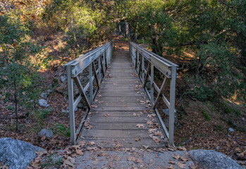 Obraz premium A bridge passes over a dry river on a hiking trail in Southern California