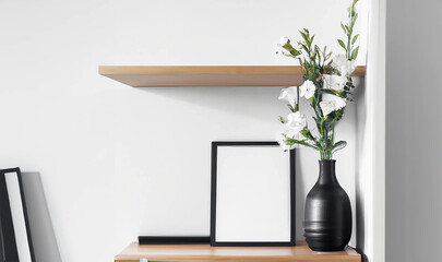 illustrazione di  mock up di conrnice nera di quadro vuoto su una mensola, con copy space      creato con intelligenza artificiale, AI © garpinina