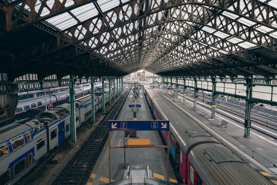 gare Perrache &agrave; lyon avec toit en m&eacute;tal et verri&egrave;re