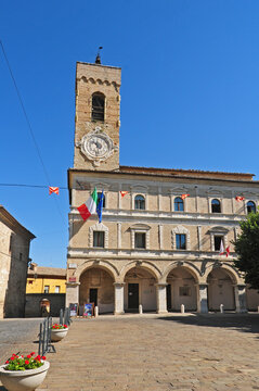 Cingoli, il Balcone sulle Marche -  Piazza Vittorio Emanuele e Palazzo Comunale