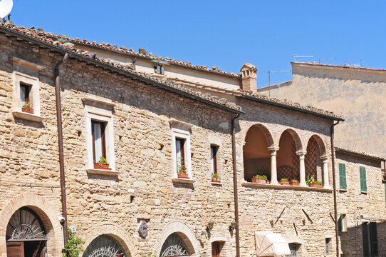 Cingoli, il Balcone sulle Marche - Antiche case e strade