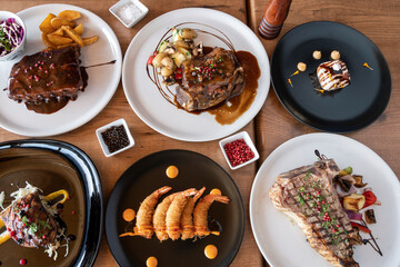 Mesa con diferentes platos de comida. Banquete de comida española