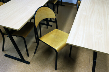 Nowy rok szkolny. Klasa szkolna z ławkami i krzesłami dla uczniów - obrazy, fototapety, plakaty