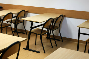 Nowy rok szkolny. Klasa szkolna z ławkami i krzesłami dla uczniów - obrazy, fototapety, plakaty