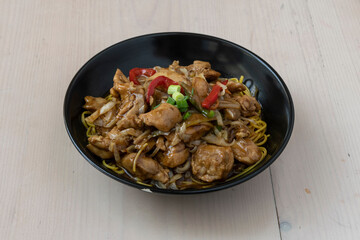 Guisado de tallerines con pollo y salsa de otras. Comida Oriental. 