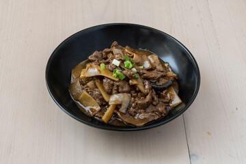 Ternera con setas y bambú. Comida Oriental. 