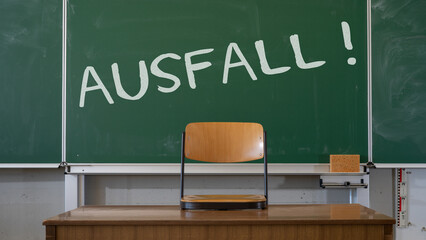 LEHRERMANGEL an deutschen Schulen - Tafel in einem leeren Klassenzimmer mit der Aufschrift: AUSFALL !!!