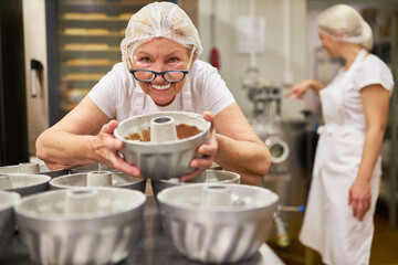 Baker with experience proudly shows a Bundt cake