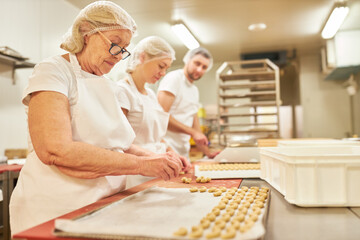 Bakery bakes vanilla crescents as a family business - obrazy, fototapety, plakaty