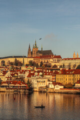 Fototapeta na wymiar Vista de la Catedral de San Vito al atardecer desde el puente de Carlos, sobre el rio Vltava, Praga, República Checa