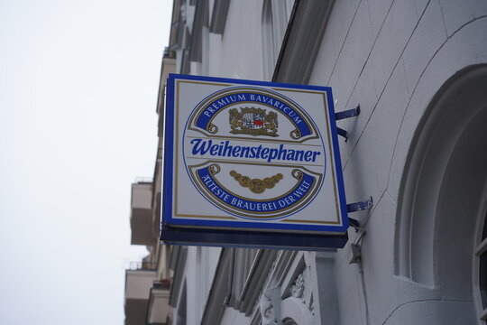 Schild der Bayerischen Staatsbrauerei Weihenstephan (&auml;lteste Brauerei der Welt) an einem Lokal in Berlin am 21.12.2022