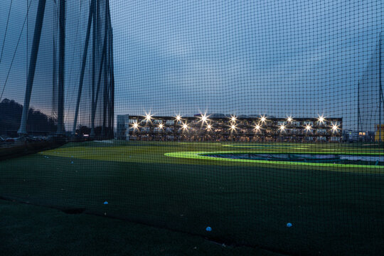 Topgolf Anlage in Oberhausen Neue Mitte in der D&auml;mmerung oder zur blauen Stunde
