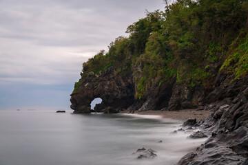 Obraz premium perforated stone formed on the beach. giresun, karaburun
