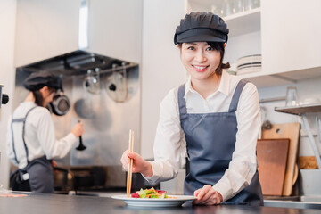 レストランのキッチンで働く2人の女性スタッフ