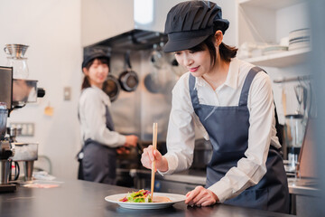 レストランのキッチンで働く2人の女性スタッフ