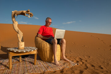 Remote work from the desert - 555407766