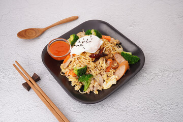 Stir-fried noodles with pork and egg, fresh vegetables