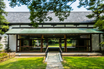 Fototapeta na wymiar 香川 栗林公園にある自然に包まれた美しい建物