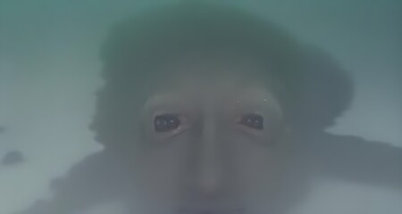 水中で出会った奇怪な化け物_11 © 匠 長尾