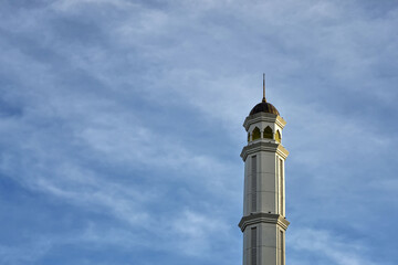 Fototapeta na wymiar Great Mujahidin mosque minaret against a blue sky background